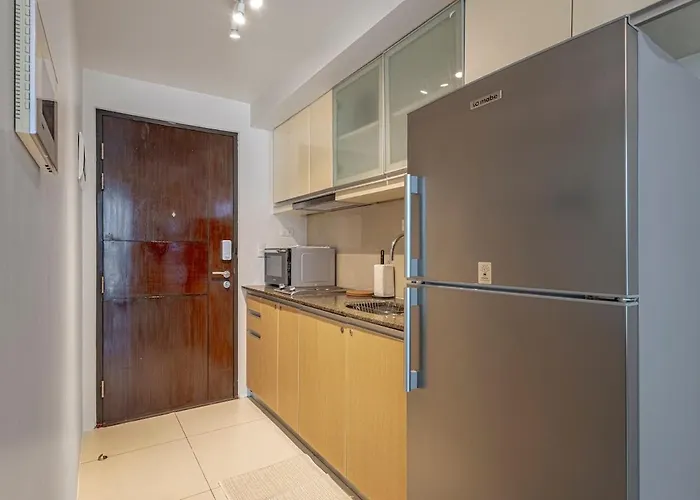 Apartamento Uptown Bgc 1br Warm Neutral Pool View Manila