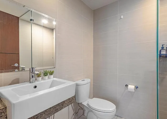 Uptown Bgc 1br Warm Neutral Pool View Manila