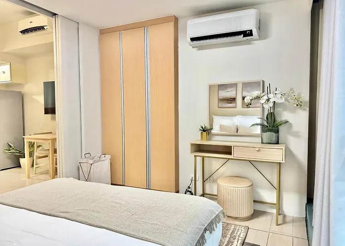 Uptown Bgc 1br Warm Neutral Pool View