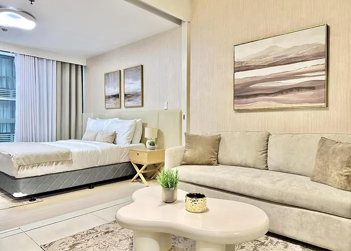 Apartamento Uptown Bgc 1br Warm Neutral Pool View *